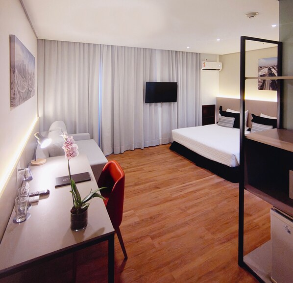 Studio Standar, 1 Tempat Tidur Double dengan tempat tidur Sofa | Minibar, brankas, meja kerja, dan ruang kerja ramah laptop