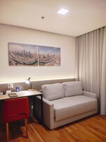 迷你吧、客房内保险箱、办公桌、笔记本电脑工作区