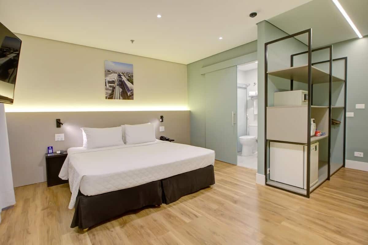 Minibar, coffres-forts dans les chambres, bureau