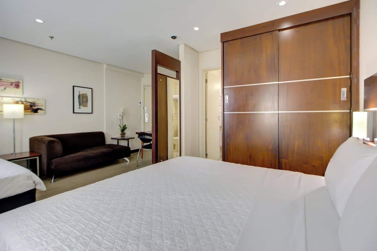 Minibar, caja fuerte, escritorio y espacio para trabajar con un portátil