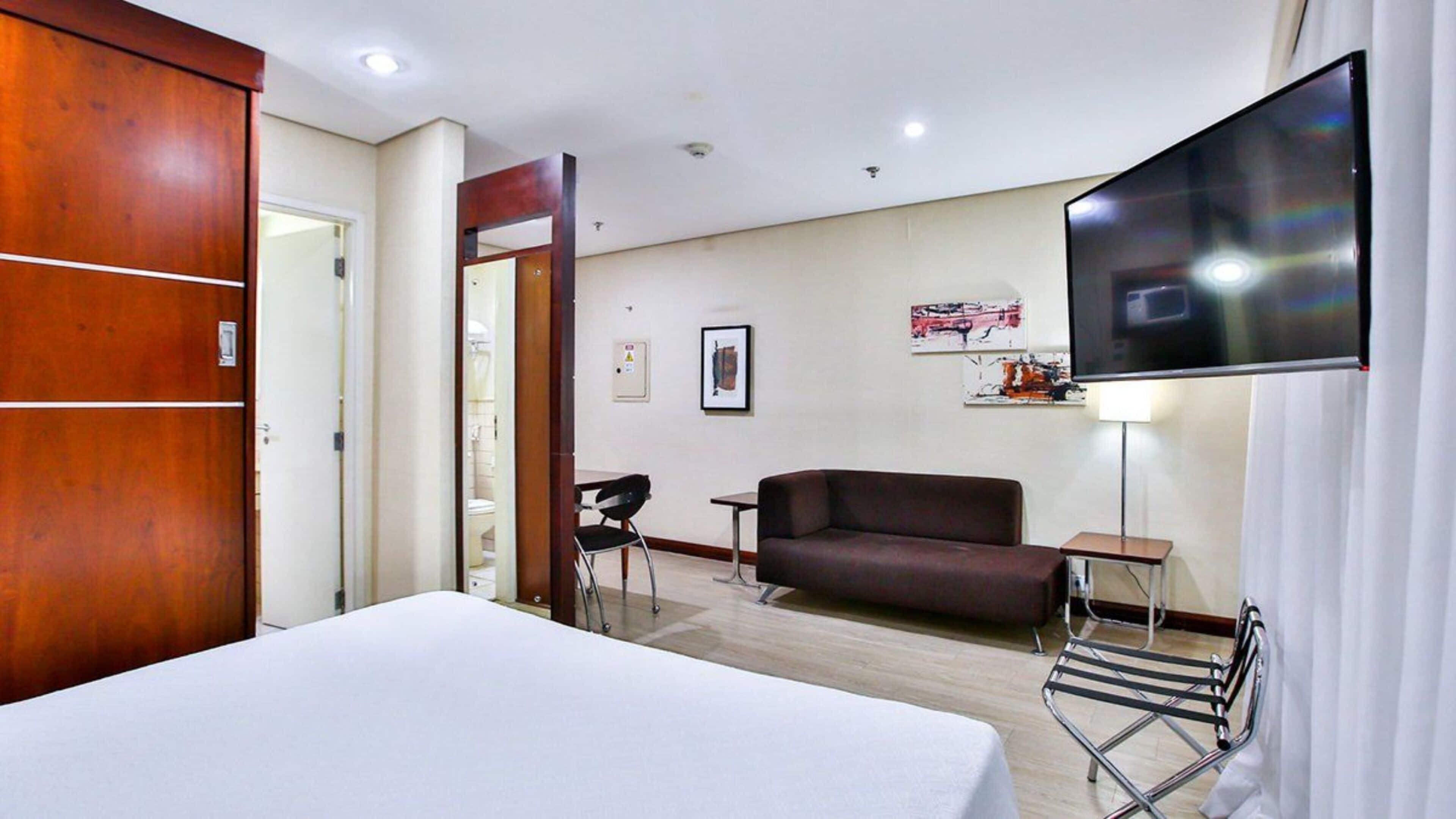 standard double room | 1 bedroom, minibar, in-room safe, desk