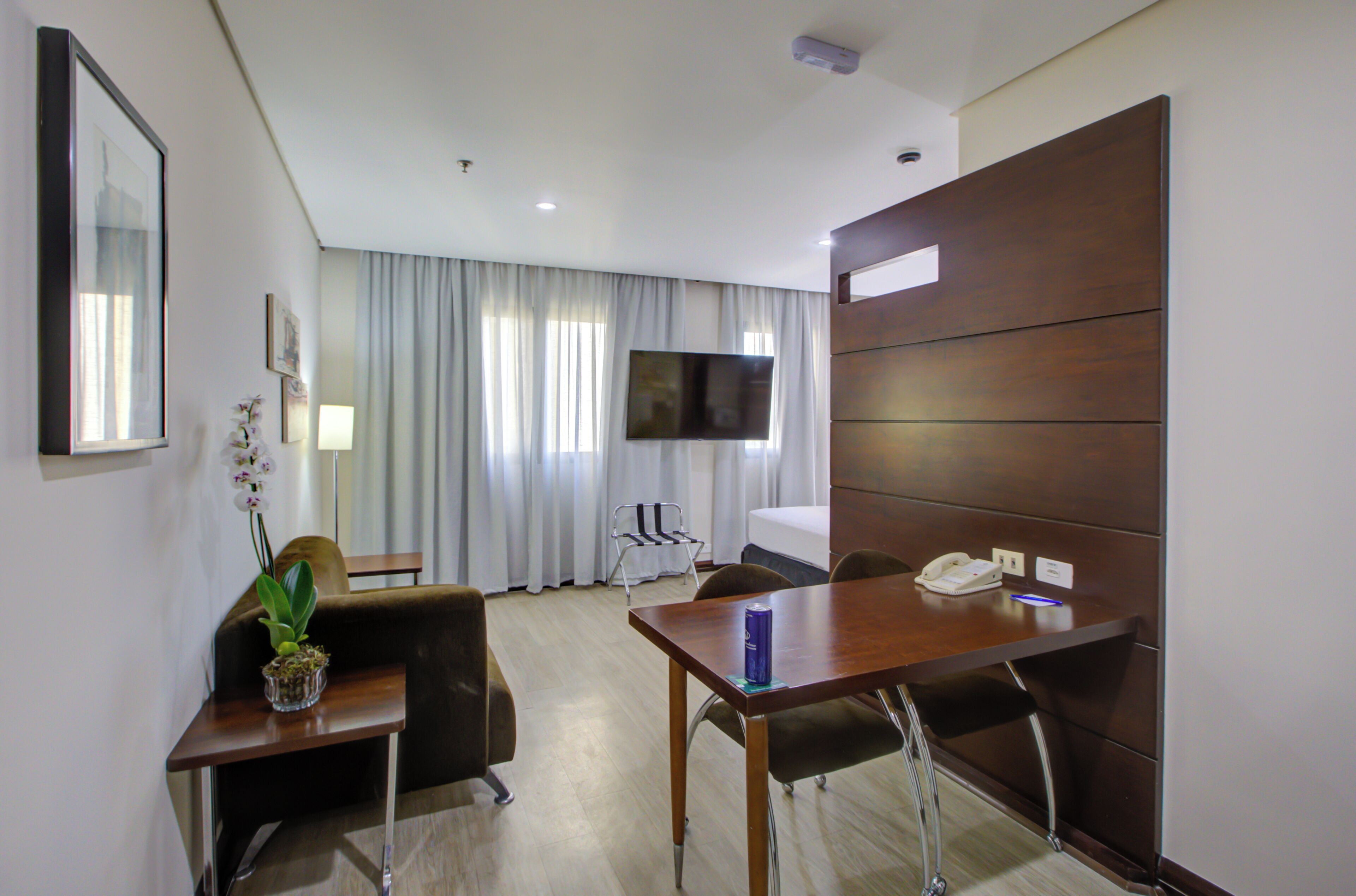 Quarto casal standard | Área de estar | TV LED 32 polegadas com canais a cabo, TV