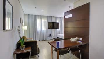 Quarto casal standard | Área de estar | TV LED 32 polegadas com canais a cabo, TV