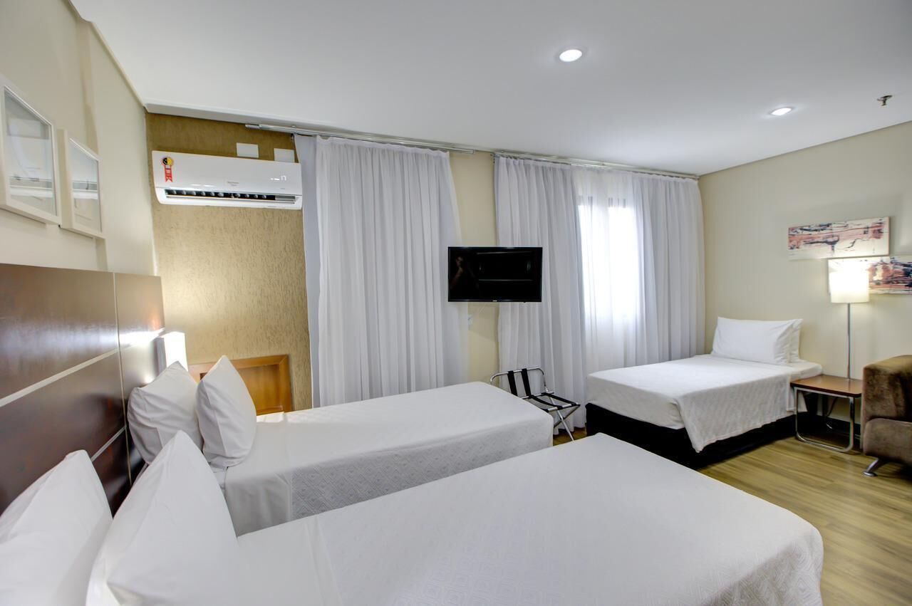 Frigobar, cofres nos quartos, escrivaninha