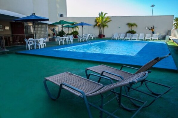 Piscine extérieure, parasols de plage, chaises longues