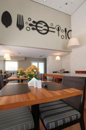 Café da manhã, almoço e jantar; culinária brasileira 