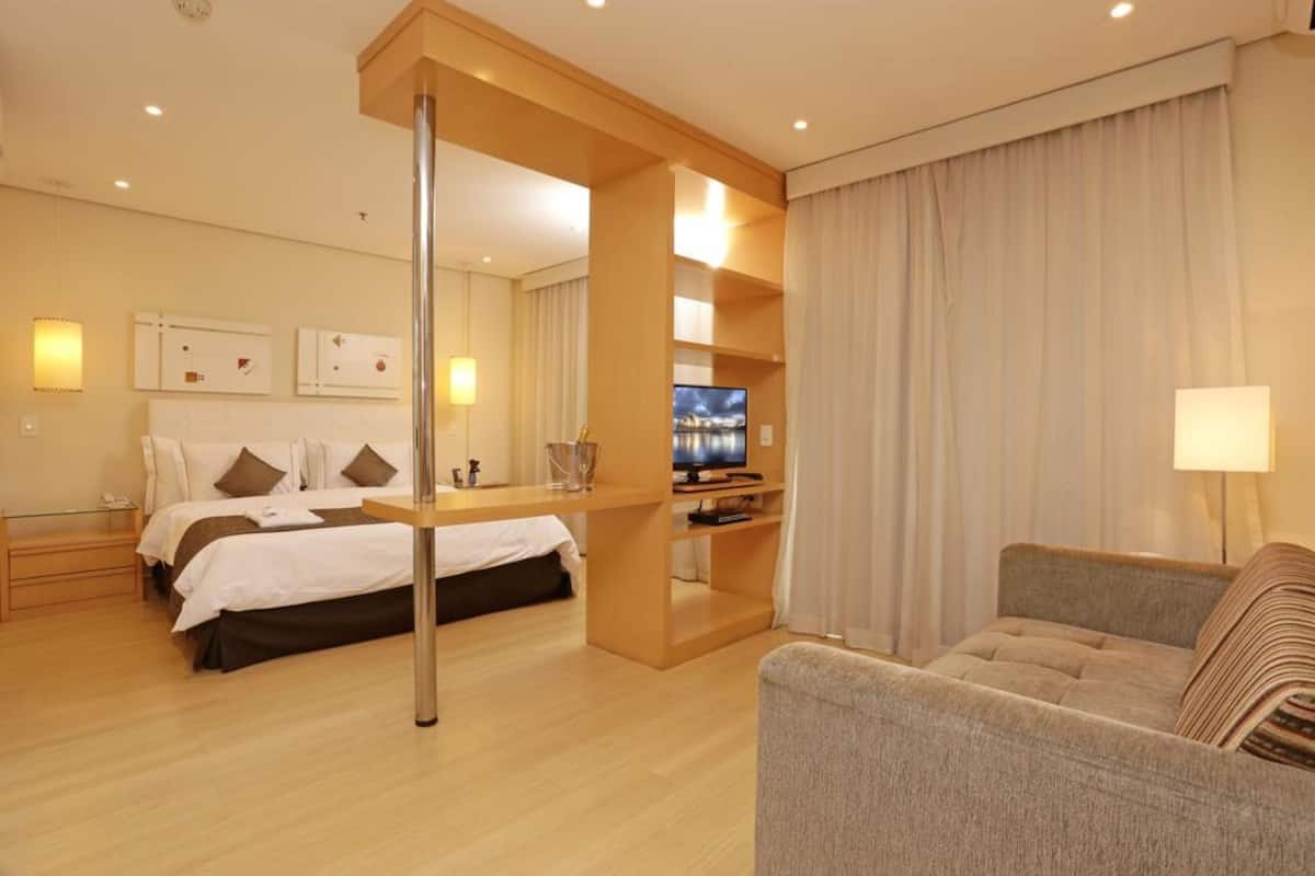 Deluxe-Doppelzimmer, 1 Doppelbett | Minibar, Zimmersafe, Schreibtisch, Verdunkelungsvorhänge