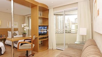 Deluxe Double Room, 1 Double Bed | Living room