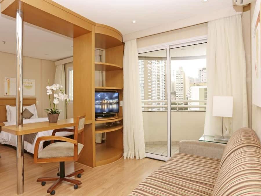 Dobbeltrom – deluxe, 1 dobbeltseng | Oppholdsrom | TV