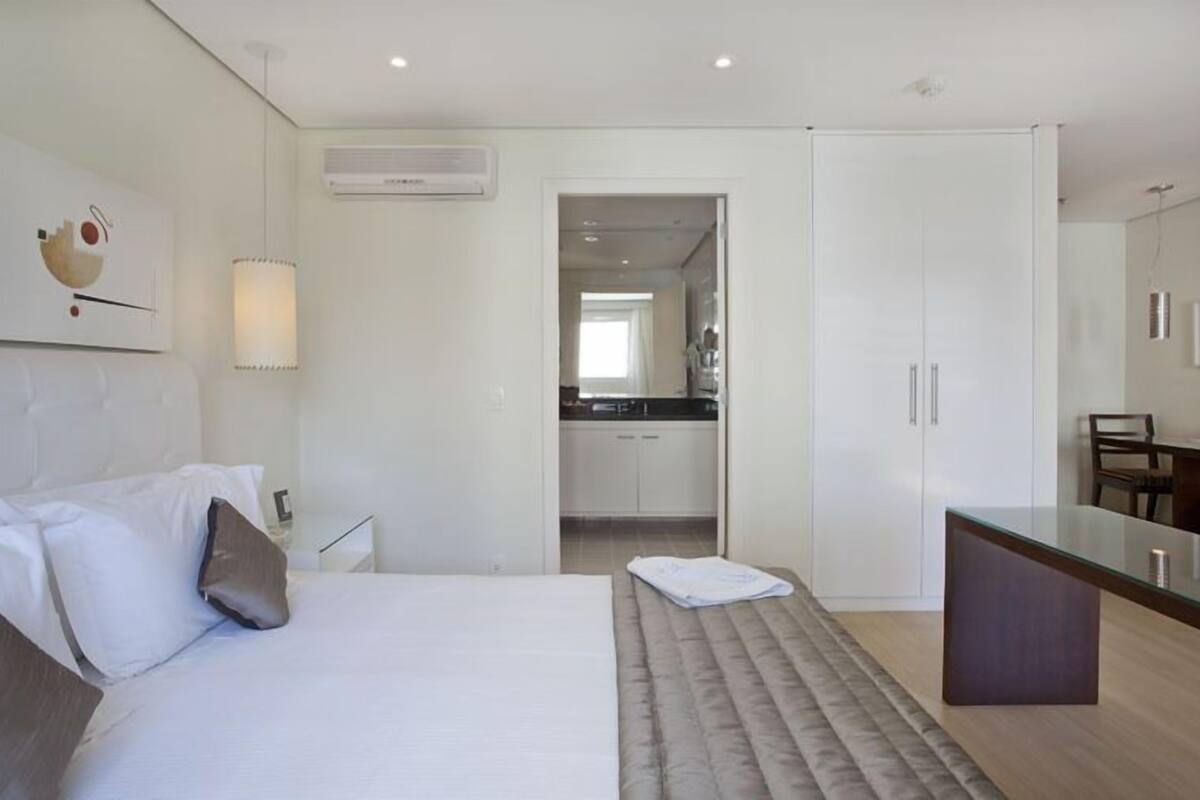 Minibar, Zimmersafe, Schreibtisch, Verdunkelungsvorhänge