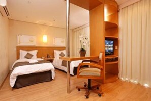 Minibar, caja de seguridad en la habitación y escritorio 