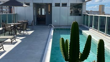 Piscina externa, guarda-sóis, espreguiçadeiras