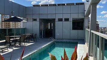 Piscina a l'aire lliure, para-sols i gandules