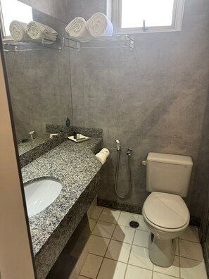 Buồng tắm vòi sen, đồ dùng nhà tắm miễn phí, máy sấy tóc, khăn tắm 