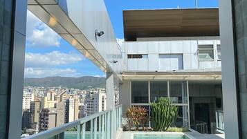 Utendørsbasseng, bassengparasoller og solsenger