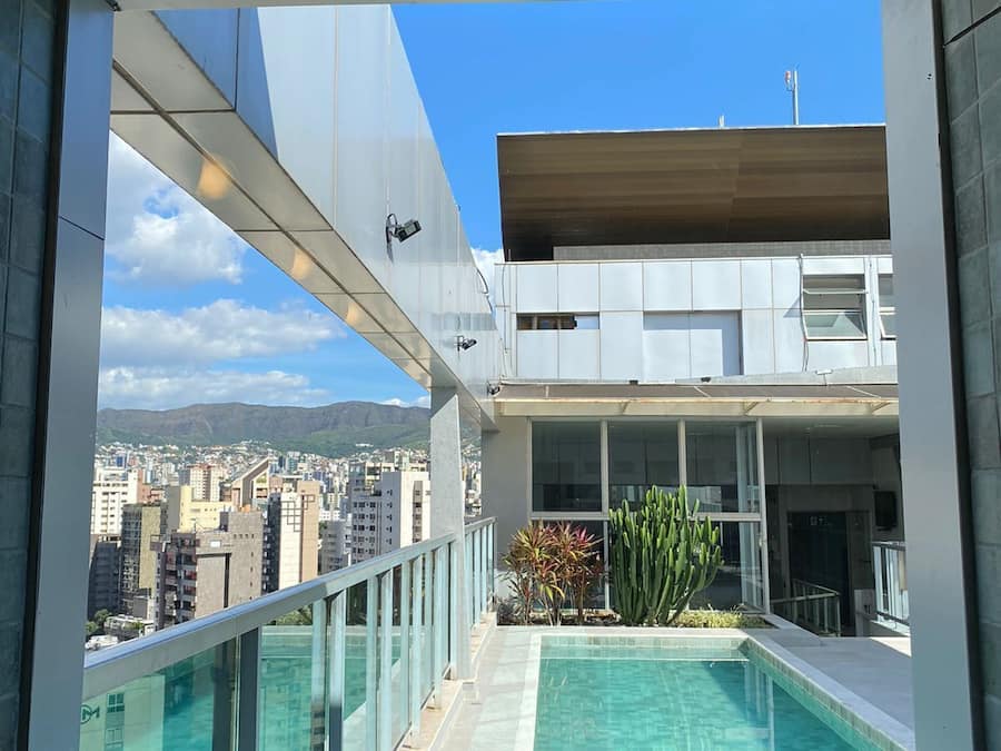 Piscina externa, guarda-sóis, espreguiçadeiras