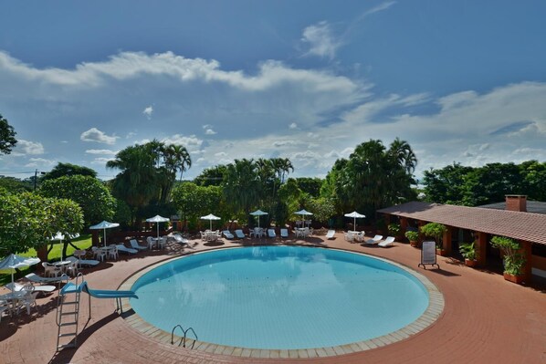 Piscine extérieure, chaises longues