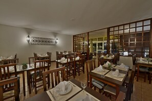 Lunch and dinner served, Brazilian cuisine - Hotel Deville Express Guaíra (Guaira)