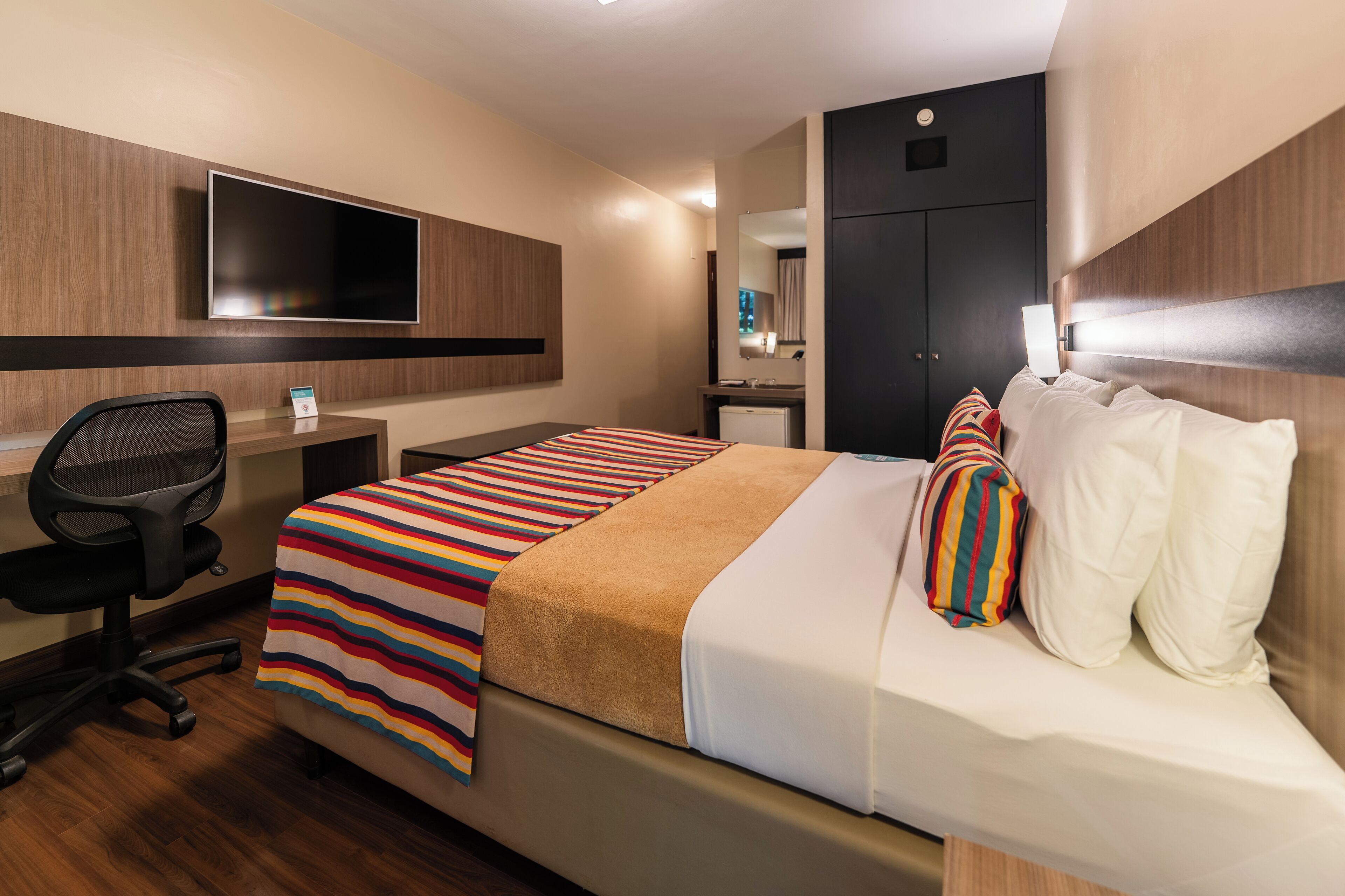 deluxe room | 1 bedroom, minibar, individually decorated, blackout curtains