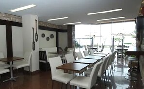 Petit déjeuner continental (30 BRL par personne)