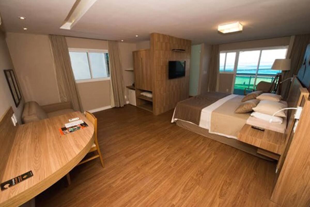 Minibar, coffres-forts dans les chambres, bureau, rideaux occultants