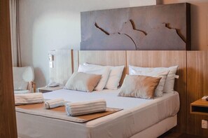 Minibar, in-room safe, desk, blackout drapes - Typo Hotels Barra da Tijuca (Rio de Janeiro)