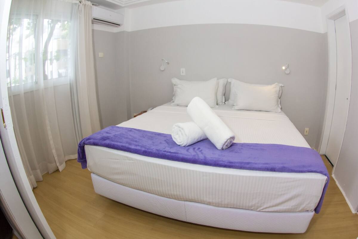 Minibar, coffres-forts dans les chambres, bureau, rideaux occultants