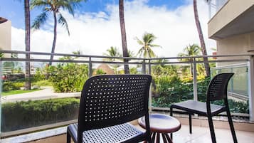 1 kamar tidur, minibar, brankas, dan ruang kerja ramah laptop