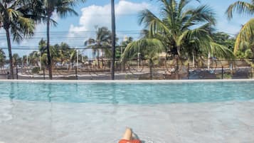 Piscina externa, guarda-sóis, espreguiçadeiras