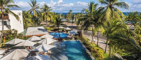 Piscine extérieure, parasols de plage, chaises longues