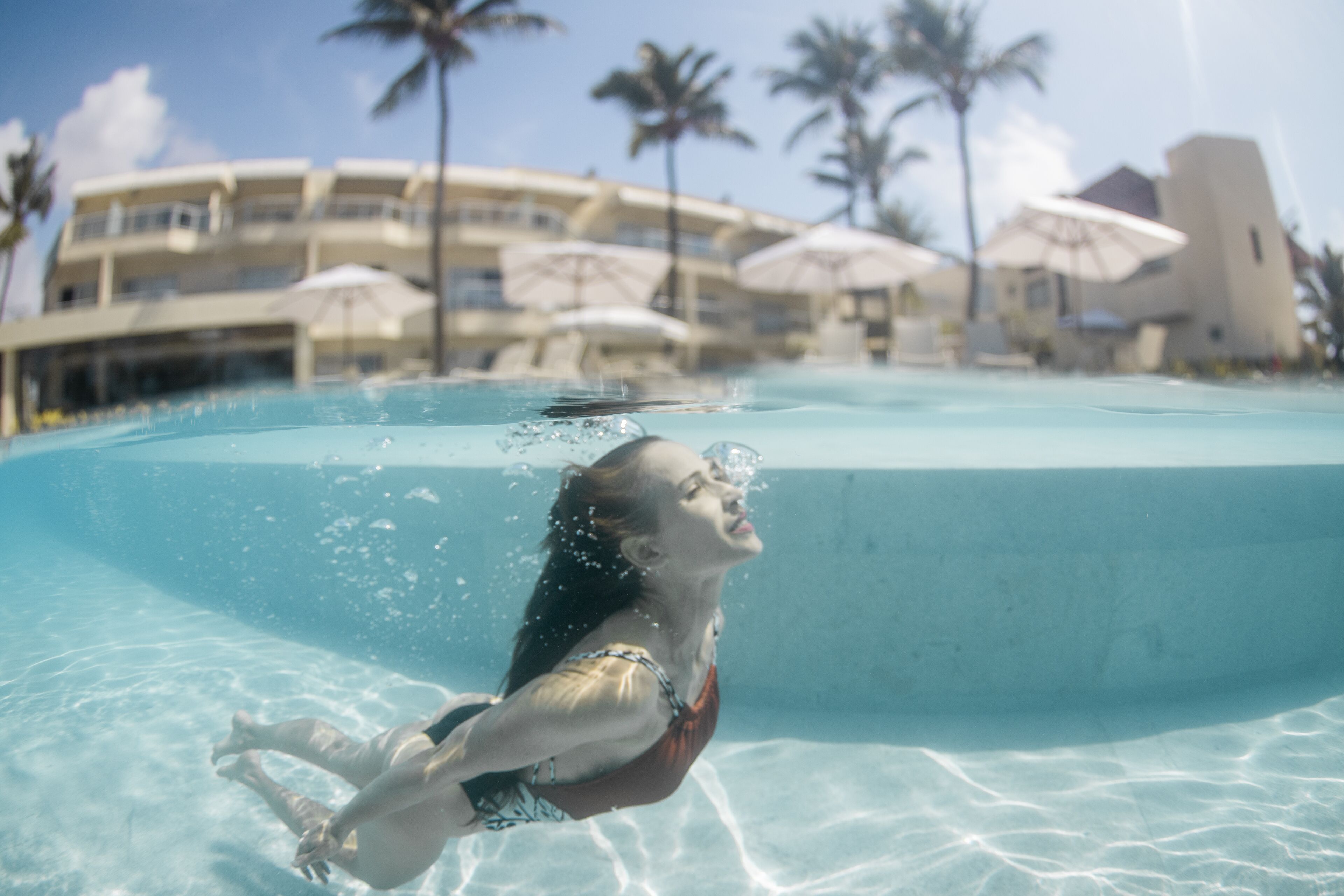 Piscina a l&#x27;aire lliure, para-sols i gandules 
