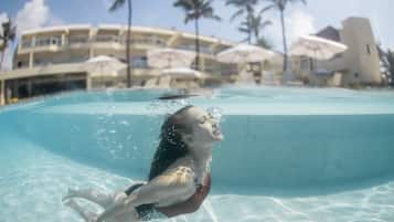 室外游泳池,池畔遮阳伞,日光浴躺椅