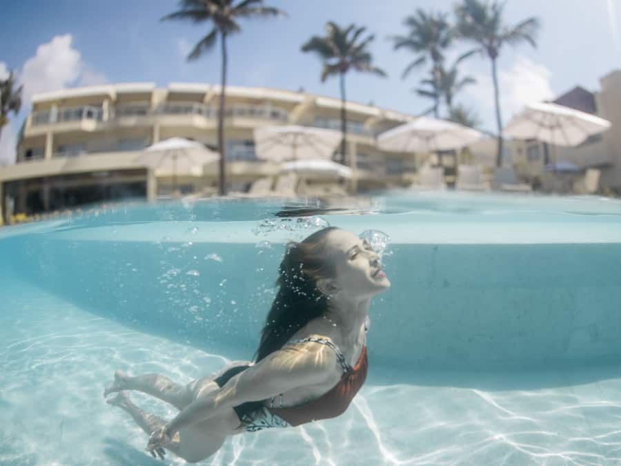 Piscina externa, guarda-sóis, espreguiçadeiras