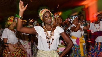 Un grupo de personas vestidas con trajes tradicionales, evocando un evento o celebración cultural.
