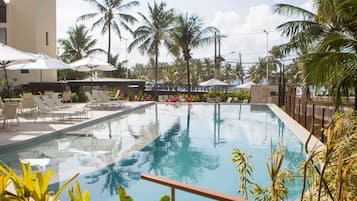 Kolam renang outdoor, dengan payung kolam renang dan kursi berjemur