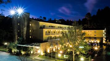 ด้านหน้าที่พัก - ตอนเย็น/กลางคืน