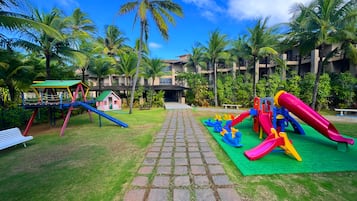 Área de juegos infantiles al aire libre