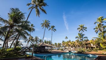 Außenpool, Sonnenschirme, Liegestühle