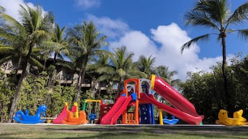 Zona de juegos infantil al aire libre