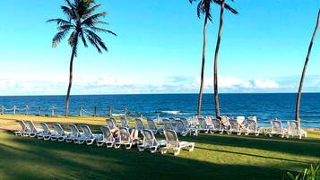 Außenpool, Sonnenschirme, Liegestühle