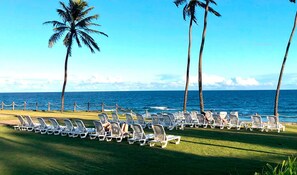 Utendørsbasseng, bassengparasoller og solsenger