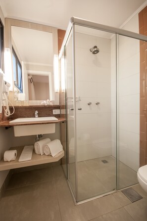 Douche, douche à « effet pluie », serviettes fournies, savon