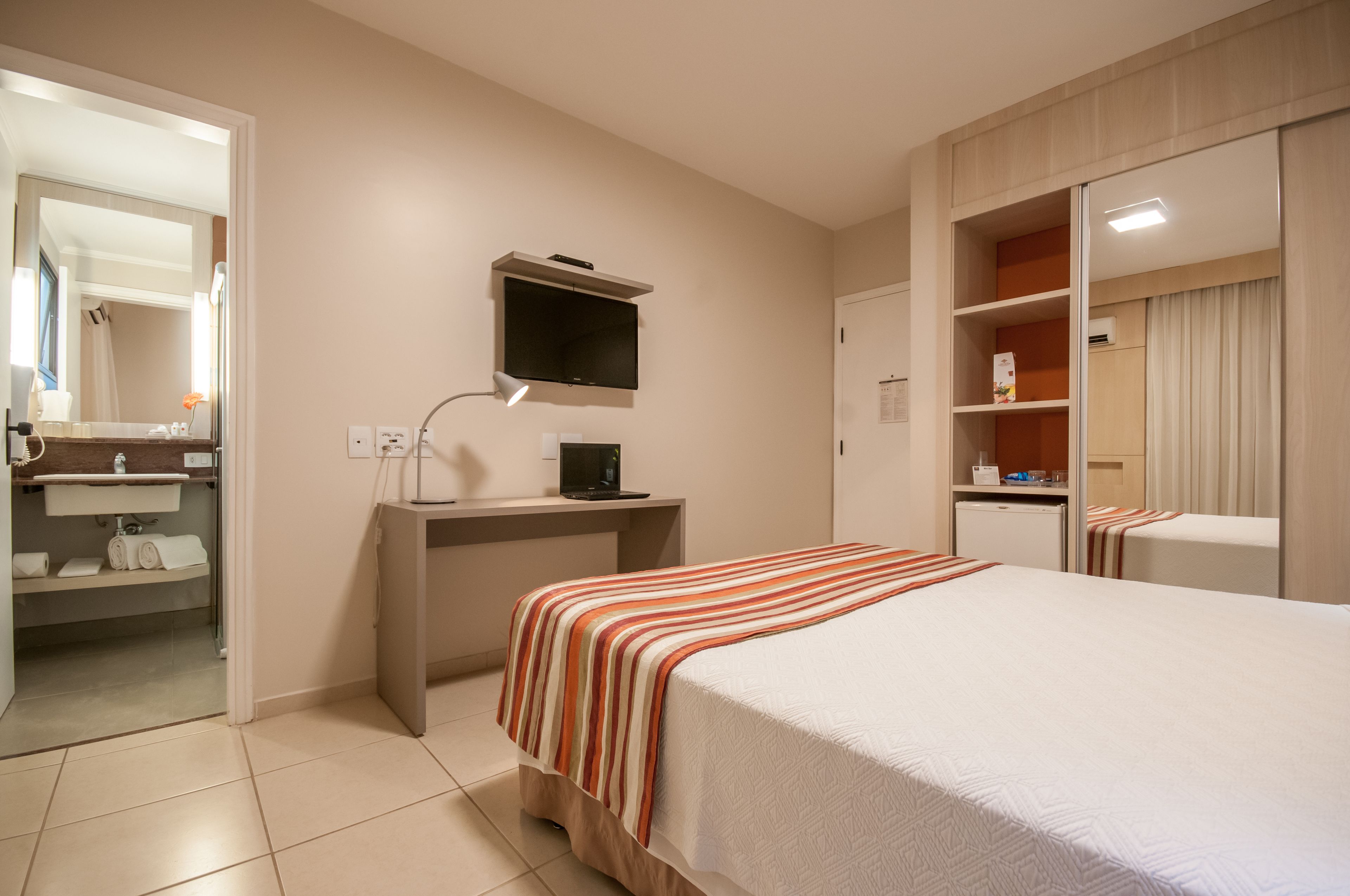 deluxe twin room, 2 single beds | 1 bedroom, hypo-allergenic bedding, minibar, desk