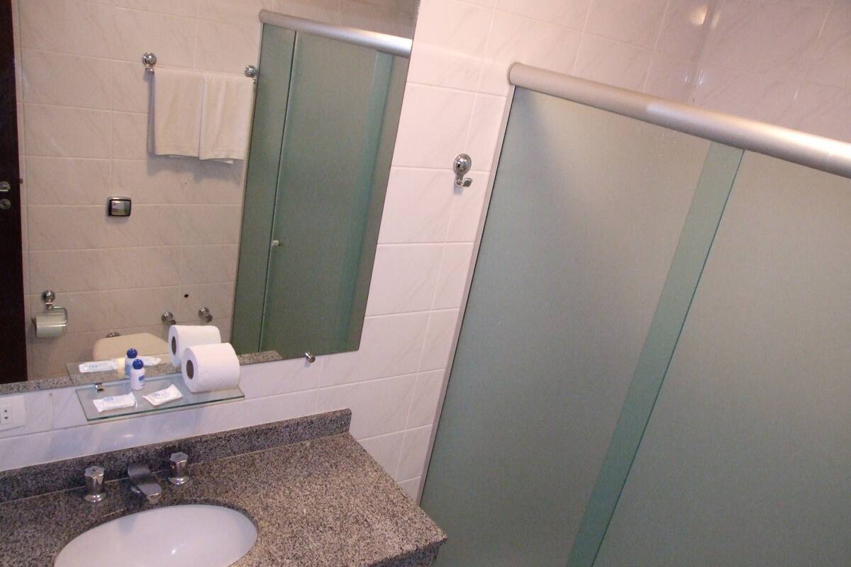 Badezimmer | Dusche, Haartrockner, Handtücher