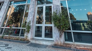 Un moderno edificio de hotel con un letrero que dice "REDE ANDRADE HOTELS".