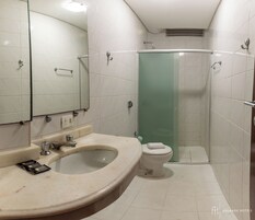 Chuveiro, secador de cabelo (mediante solicitação), toalhas de banho 