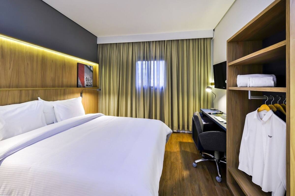 Minibar, caja fuerte, escritorio y cortinas opacas
