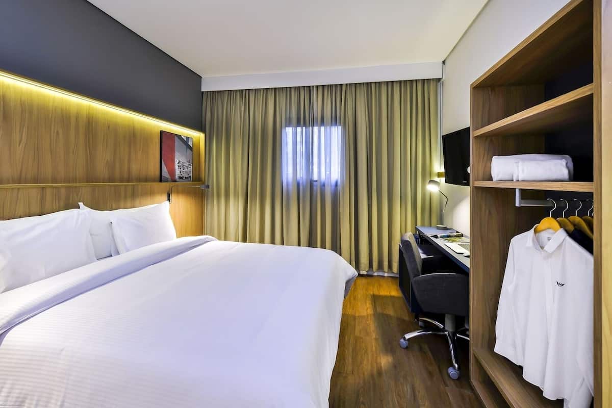Frigobar, cofres nos quartos, escrivaninha, cortinas blackout