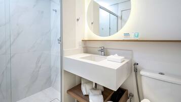 Habitación con 2 camas individuales, 2 camas individuales, refrigerador | Regadera en el baño