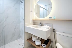 Habitación con 2 camas individuales, 2 camas individuales, frigorífico | Ducha del cuarto de baño